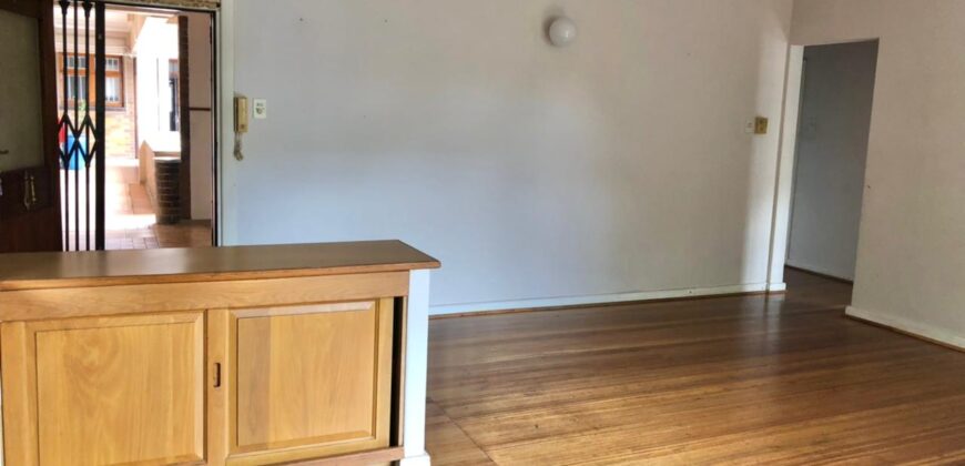 JB MARKS RD – BULWER- LINHOLME- WELL PRESENTED 2 BEDROOM/2 BATH APARTMENT WITH A LOCK UP GARAGE