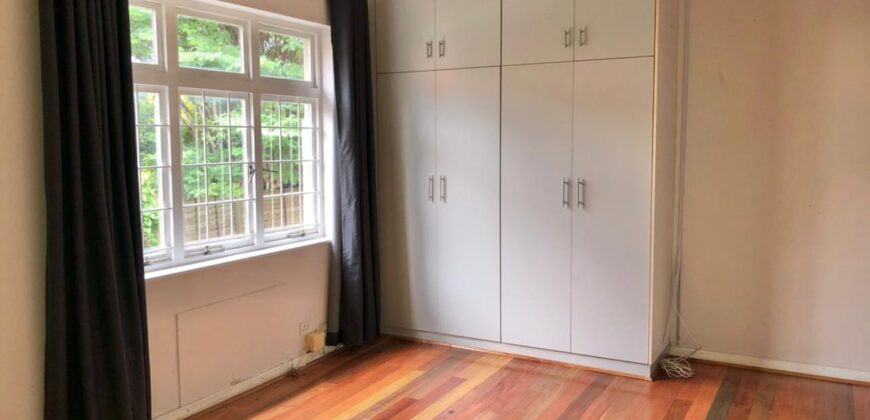 JB MARKS RD – BULWER- LINHOLME- WELL PRESENTED 2 BEDROOM/2 BATH APARTMENT WITH A LOCK UP GARAGE