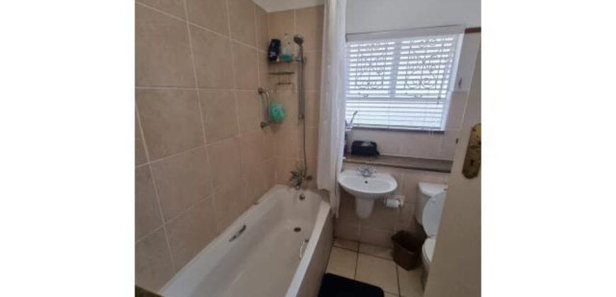 MORNINGSIDE- GORDON RD – ROSELEA COURT-SPACIOUS 1.5 BEDROOM 1 BATH APARTMENT WITH 1 OPEN PARKING