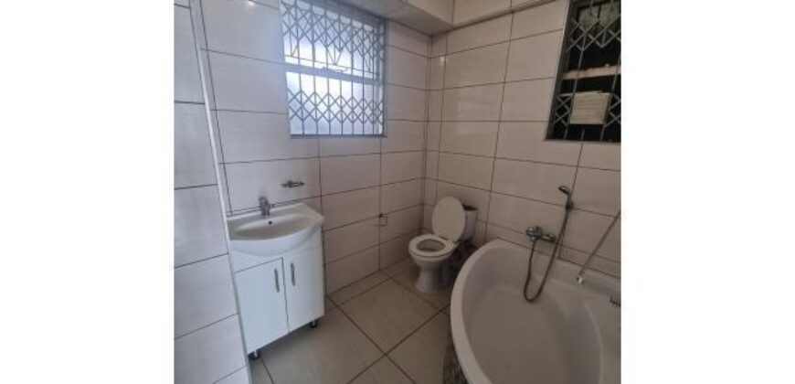 ESSENWOOD- CLYSEN COURT- SPACIOUS 2 BEDROOM 1 BATH APARTMENT WITH 1 AUTOMATED GARAGE