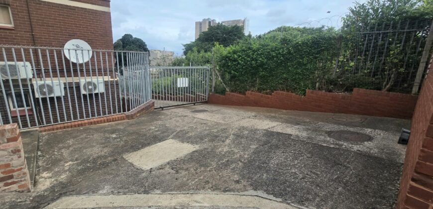 CRESTEDGE- SILVER OAK AVE- WELL PRESENTED 2 BEDROOM/1 BATH APARTMENT WITH 1 OPEN BAY PARKING FOR SALE