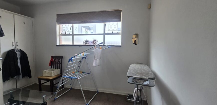 CRESTEDGE- SILVER OAK AVE- WELL PRESENTED 2 BEDROOM/1 BATH APARTMENT WITH 1 OPEN BAY PARKING FOR SALE