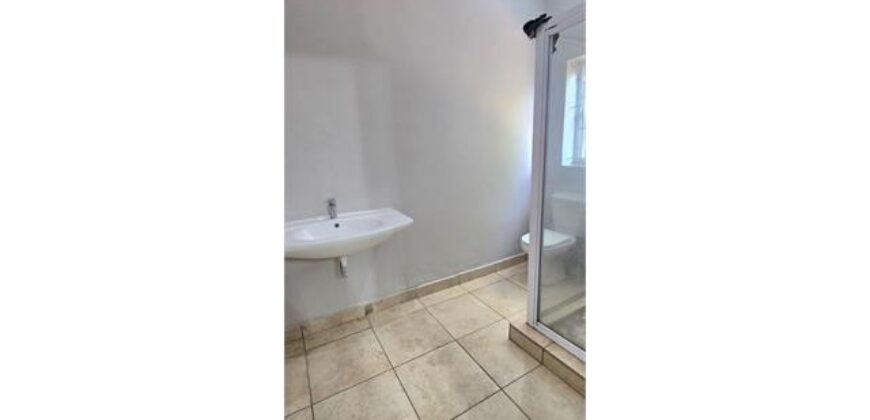 ESSENWOOD RD- WELL PRESENTED 2 BEDROOM/ 2 BATH HOME WITH 1 AUTOMATED LOCK UP GARAGE- TO RENT
