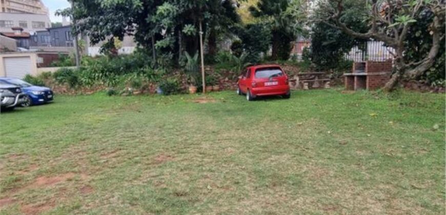 MORNINGSIDE-61 SMISO NKWANYANA RD-RUNACAN- WELL PRESENTED 3 BEDROOM 1 BATH APARTMENT WITH 1 LOCK UP GARAGE + 1 OPEN BAY PARKING FOR SALE