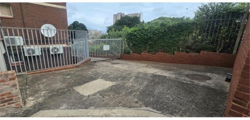CRESTEDGE- OVERPORT=SILVEROAKS RD- WELL PRESENTED 2 BEDROOM 1 BATH APARTMENT WITH 1 SECURE PARKING TO RENT
