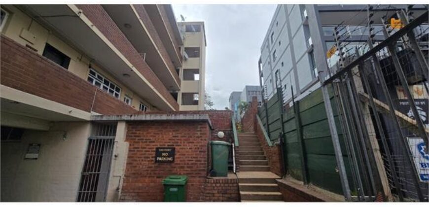 CRESTEDGE- OVERPORT=SILVEROAKS RD- WELL PRESENTED 2 BEDROOM 1 BATH APARTMENT WITH 1 SECURE PARKING TO RENT