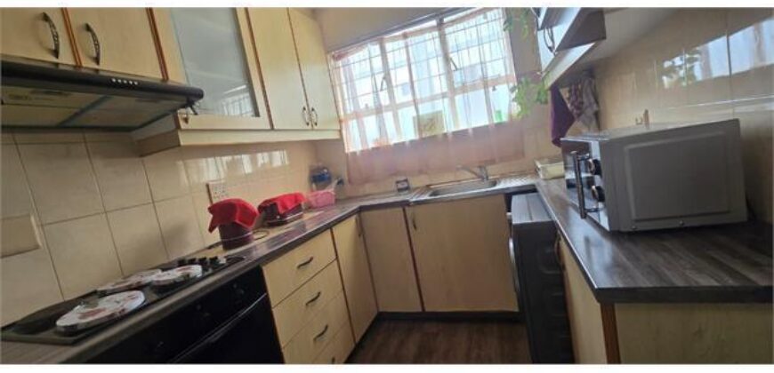 CRESTEDGE- OVERPORT=SILVEROAKS RD- WELL PRESENTED 2 BEDROOM 1 BATH APARTMENT WITH 1 SECURE PARKING TO RENT