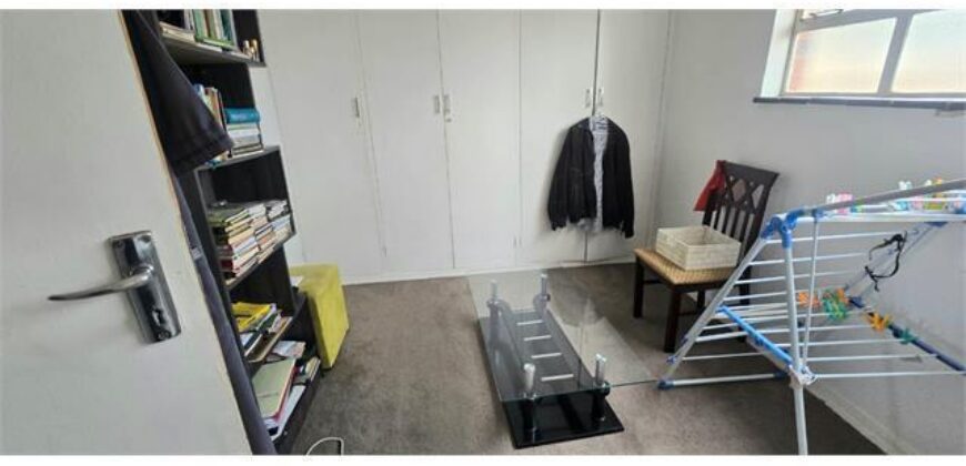 CRESTEDGE- OVERPORT=SILVEROAKS RD- WELL PRESENTED 2 BEDROOM 1 BATH APARTMENT WITH 1 SECURE PARKING TO RENT