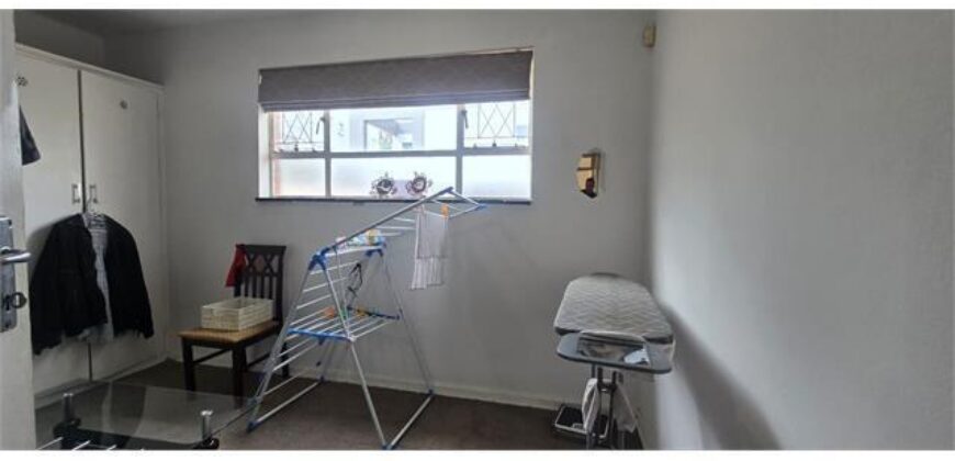 CRESTEDGE- OVERPORT=SILVEROAKS RD- WELL PRESENTED 2 BEDROOM 1 BATH APARTMENT WITH 1 SECURE PARKING TO RENT